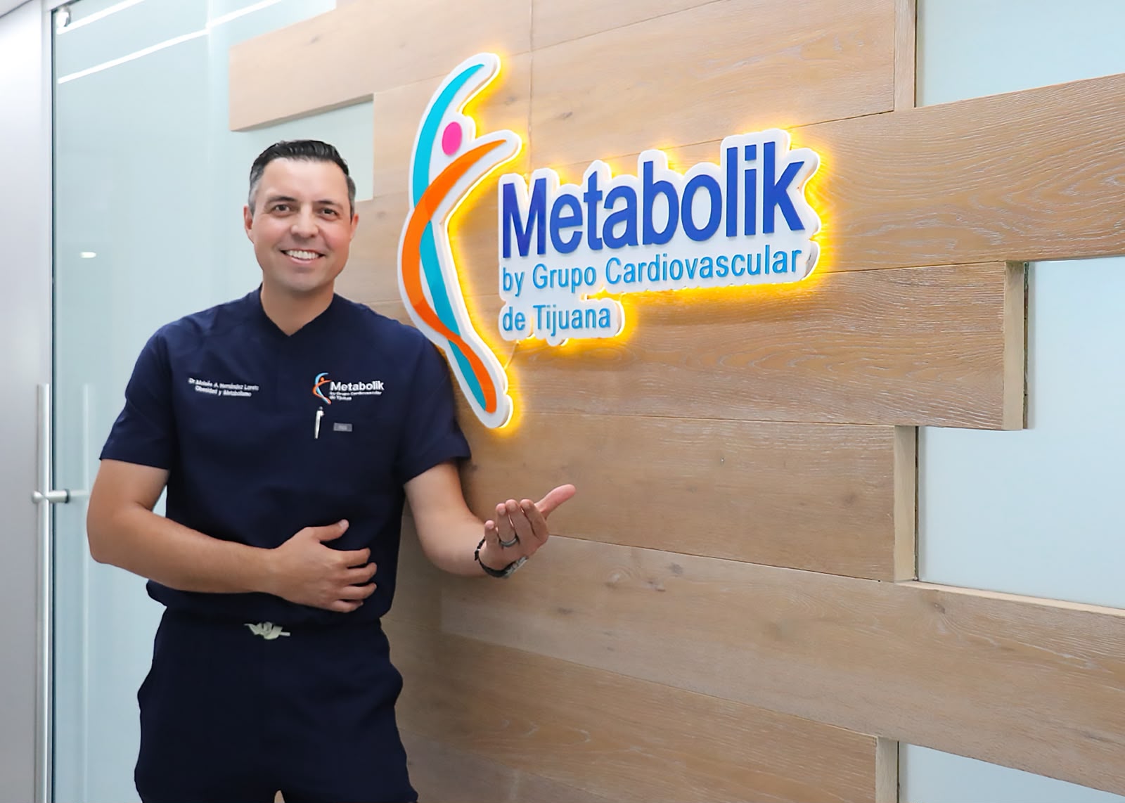 Dr. Moisés Hernández, especialista en metabolismo, frente al letrero de Metabolik by Grupo Cardiovascular de Tijuana